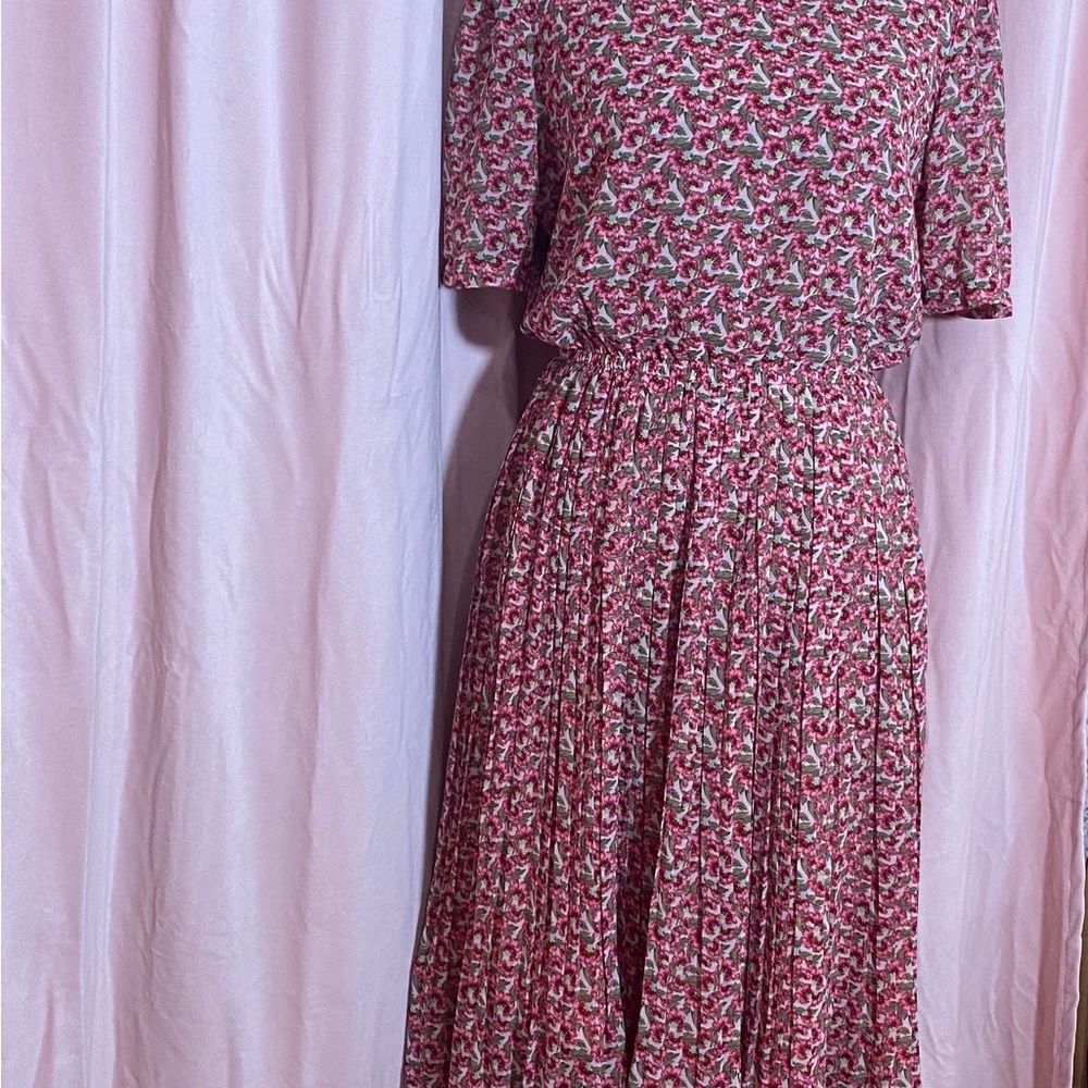 Red and White Pleated Maxi Sundress with Crew Neck